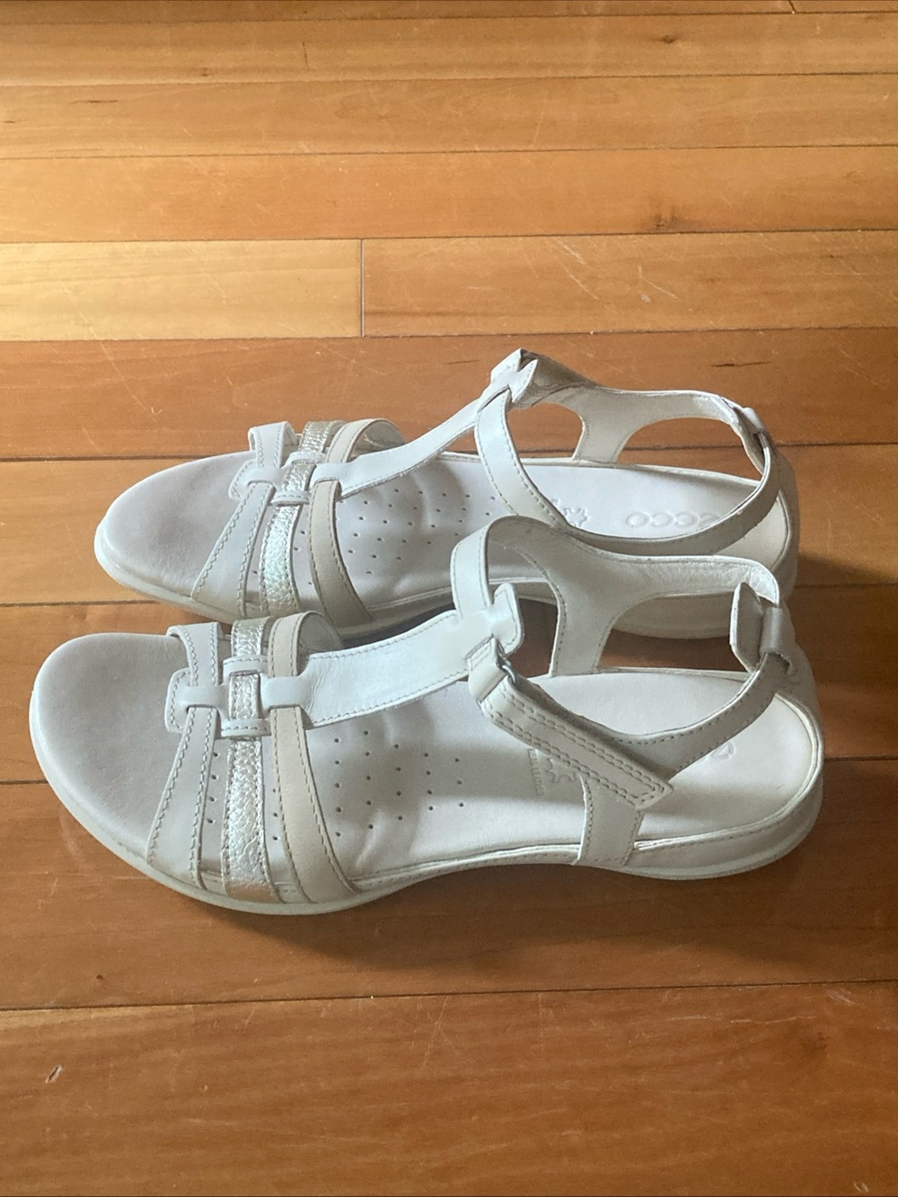 ECCO beige Leather T-Strap Comfort Sandals Womens size 8 NEW